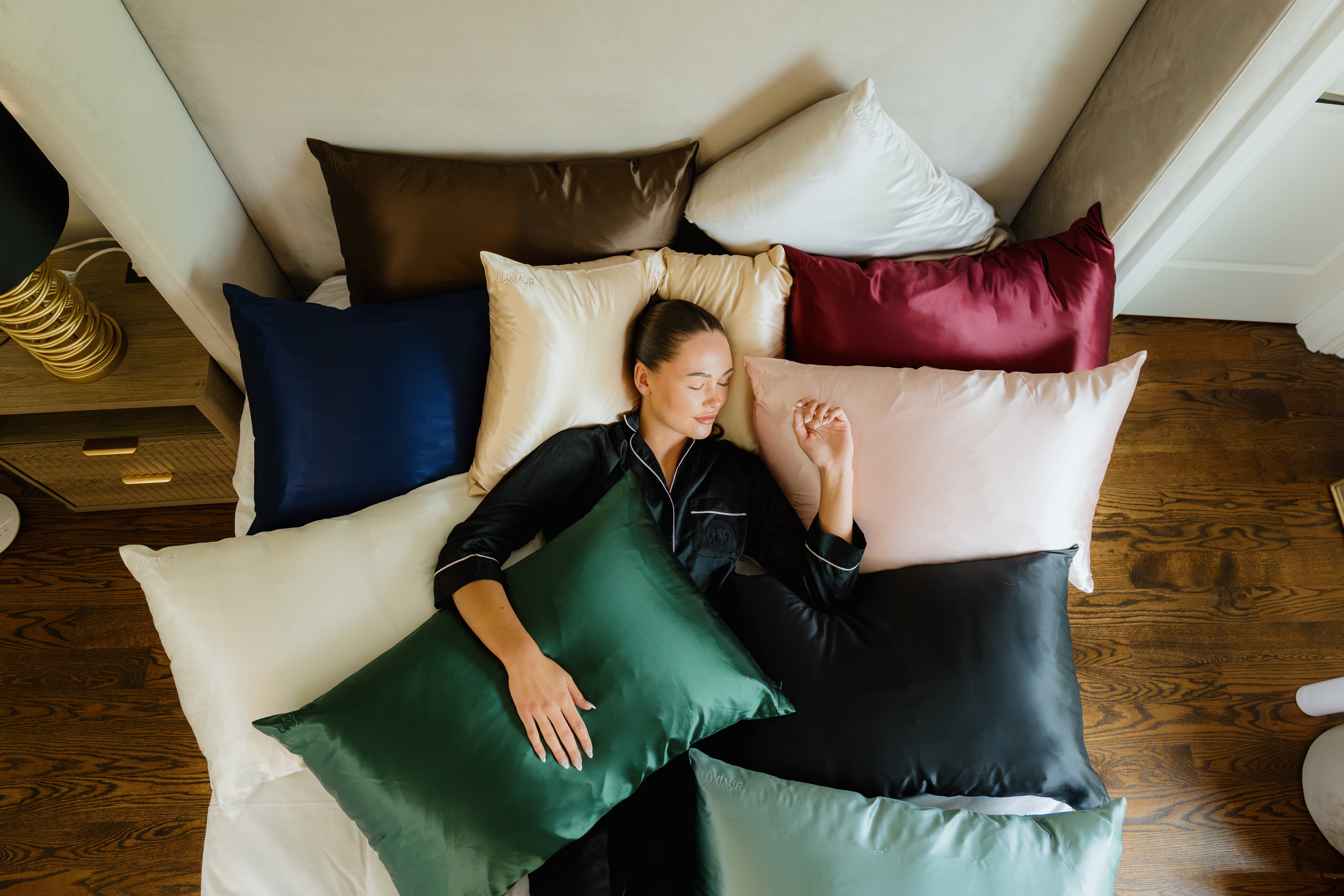 The Ultimate Guide to Silk Pillowcase Benefits: Skin, Hair & Deeper Sleep